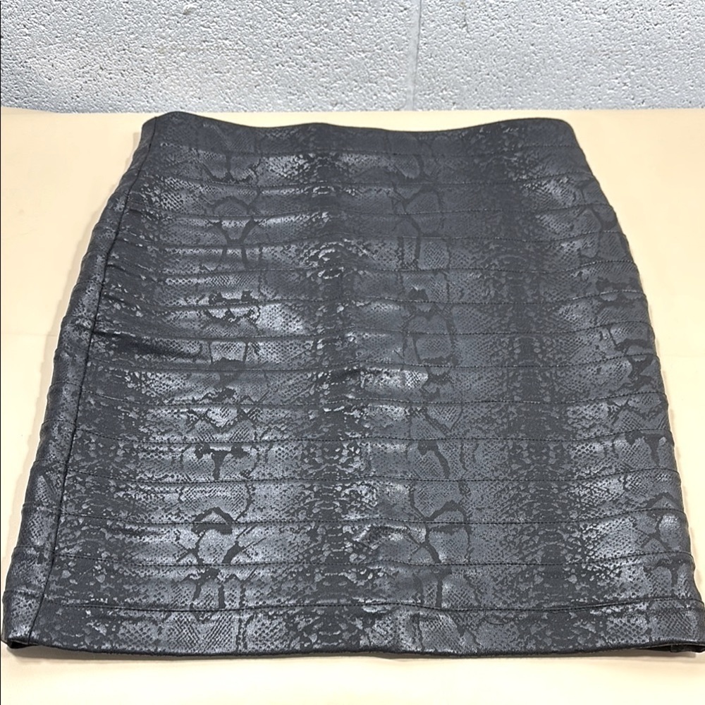 Kenneth Cole reaction, Elegant black and metallic Snakeskin Skirt​​​​